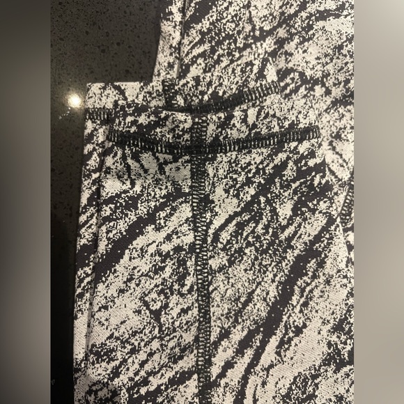 All In Motion Simplicity Marble Print Contour High-Rise 7/8 Leggings size Medium - Picture 10 of 16